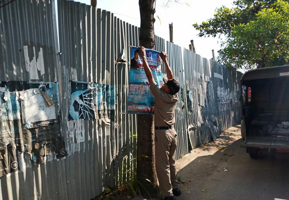penertiban spanduk yang di paku