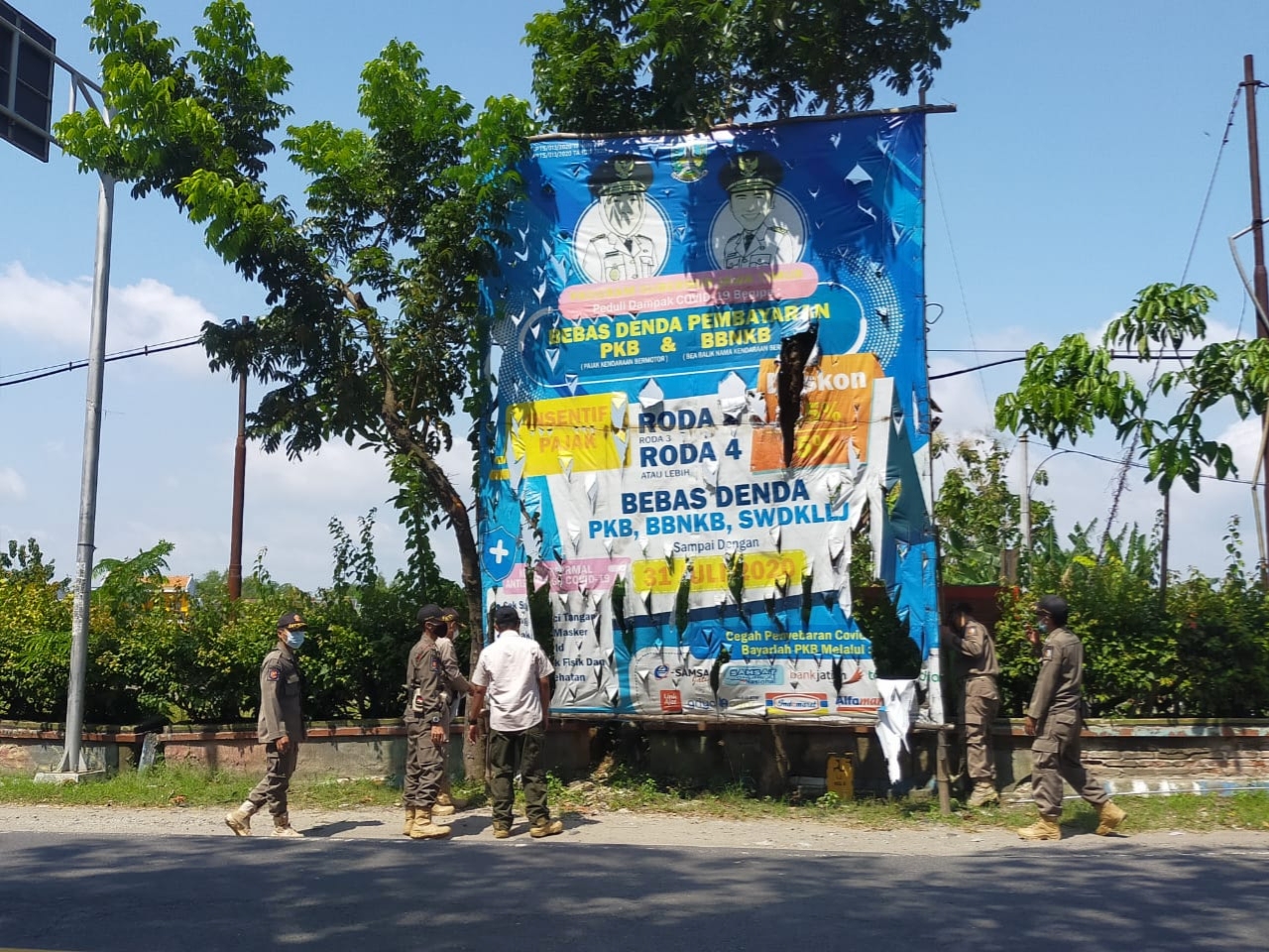 PENERTIBAN SPANDUK/BANNER YANG MENYALAHI ATURAN