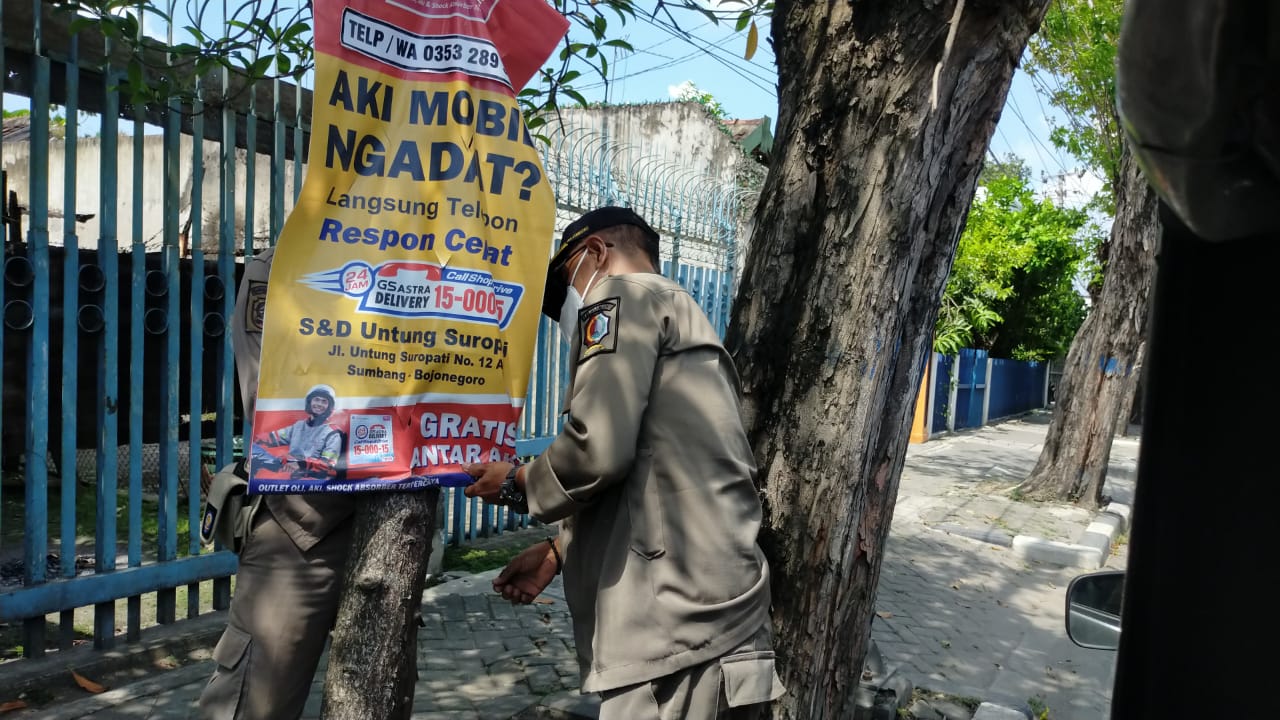 PENERTIBAN SPANDUK / BANNER YANG TIDAK BERIJIN ATAU MENYALAHI ATURAN