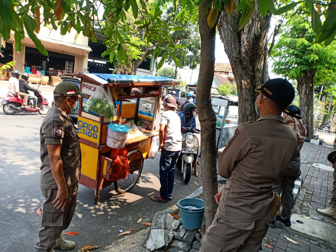 PENERTIBAN PKL (PEDAGANG KAKI LIMA)