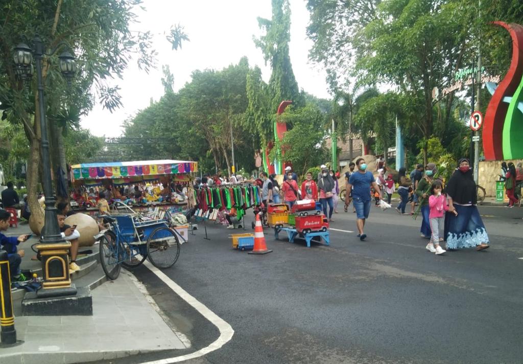 Satpol PP Tertibkan PKL Car Free Day yang berada di Depan Gerbang Pemkab Bojonegoro