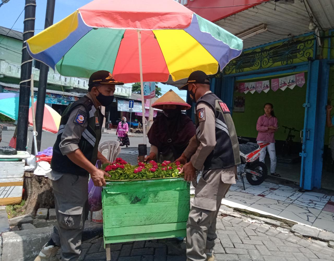 Satpol PP Bojonegoro tertibkan PKL yang ada di Wilayah Kabupaten Bojonegoro