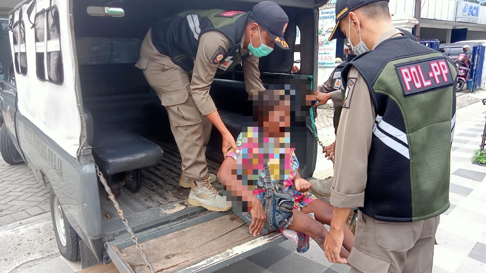 Satpol PP Amankan Pengemis yang Meresahkan Pengguna Jalan