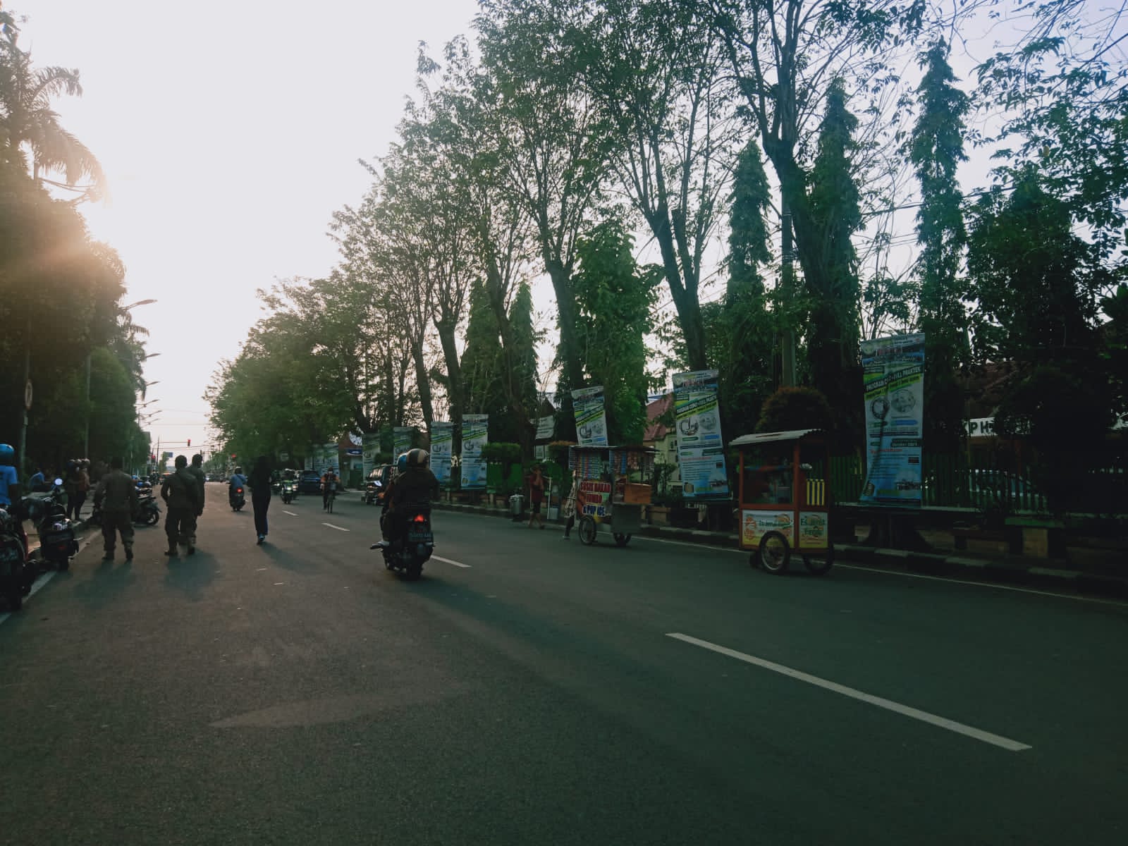 Satuan Polisi Pamong Praja melaksanakan Penertiban PKL