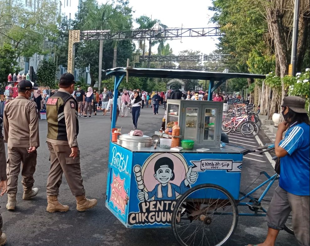 Satpol PP Tertibkan PKL Car Free Day Depan Gerbang Pemkab Bojonegoro