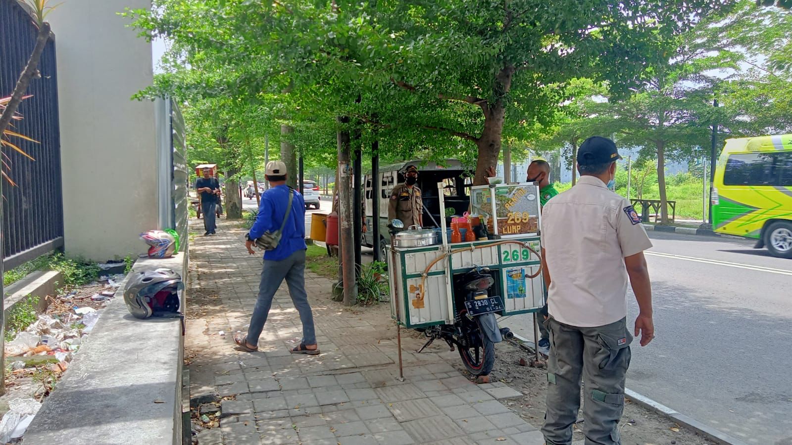 Satuan Polisi Pamong Praja melaksanakan Penertiban PKL