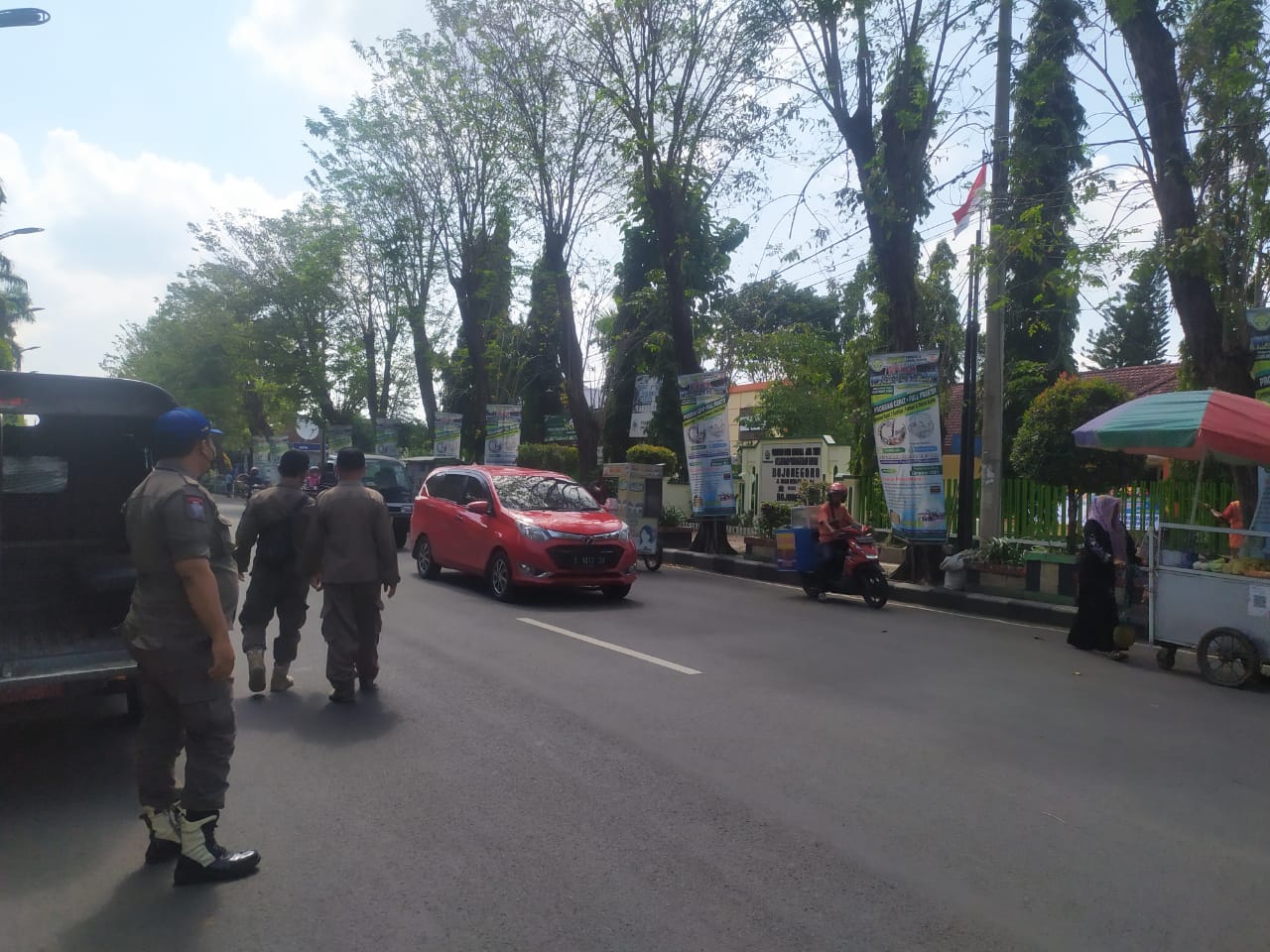 Satpol PP menertibkan PKL di sekitar Alun-Alun Bojonegoro