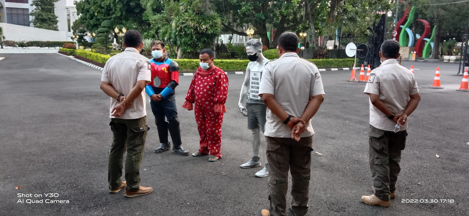 Satpol PP Bojonegoro menertibkan pengemis yang berada di Traffic Light