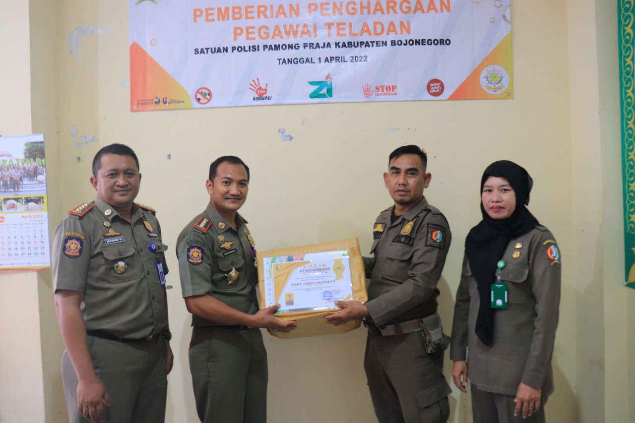 Satpol PP Bojonegoro berikan Reward kepada Pegawai yang Berprestasi