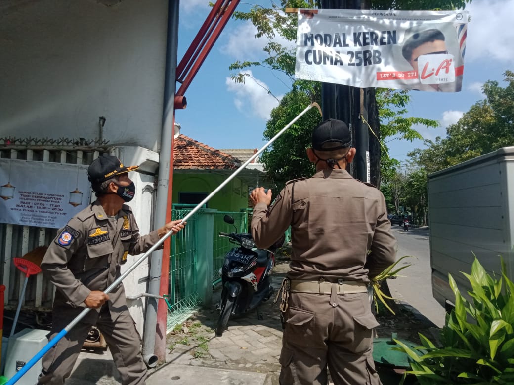 Satpol PP Bojonegoro melaksanakan Penertiban Banner