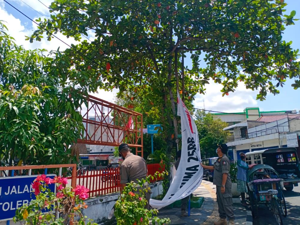 Satuan Polisi Pamong Praja Bojonegoro menertibkan Banner/Reklame yang melanggar
