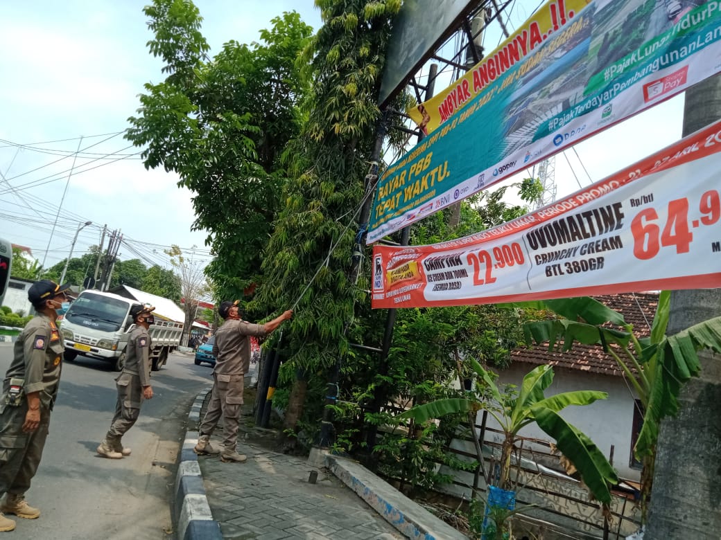 Penertiban Banner/Reklame dan PKL yang ada di Wilayah Kecamatan Bojonegoro