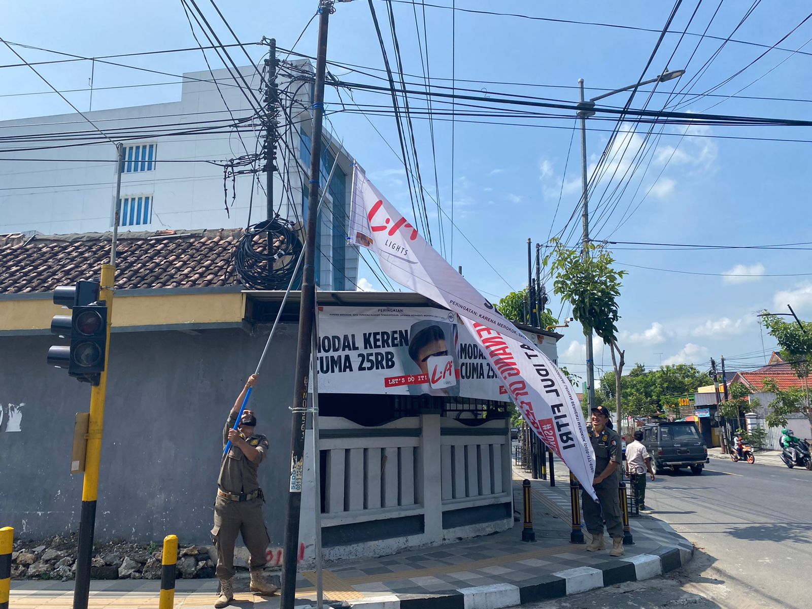 Penertiban banner/reklame yang melanggar di Wilayah Kecamatan Bojonegoro