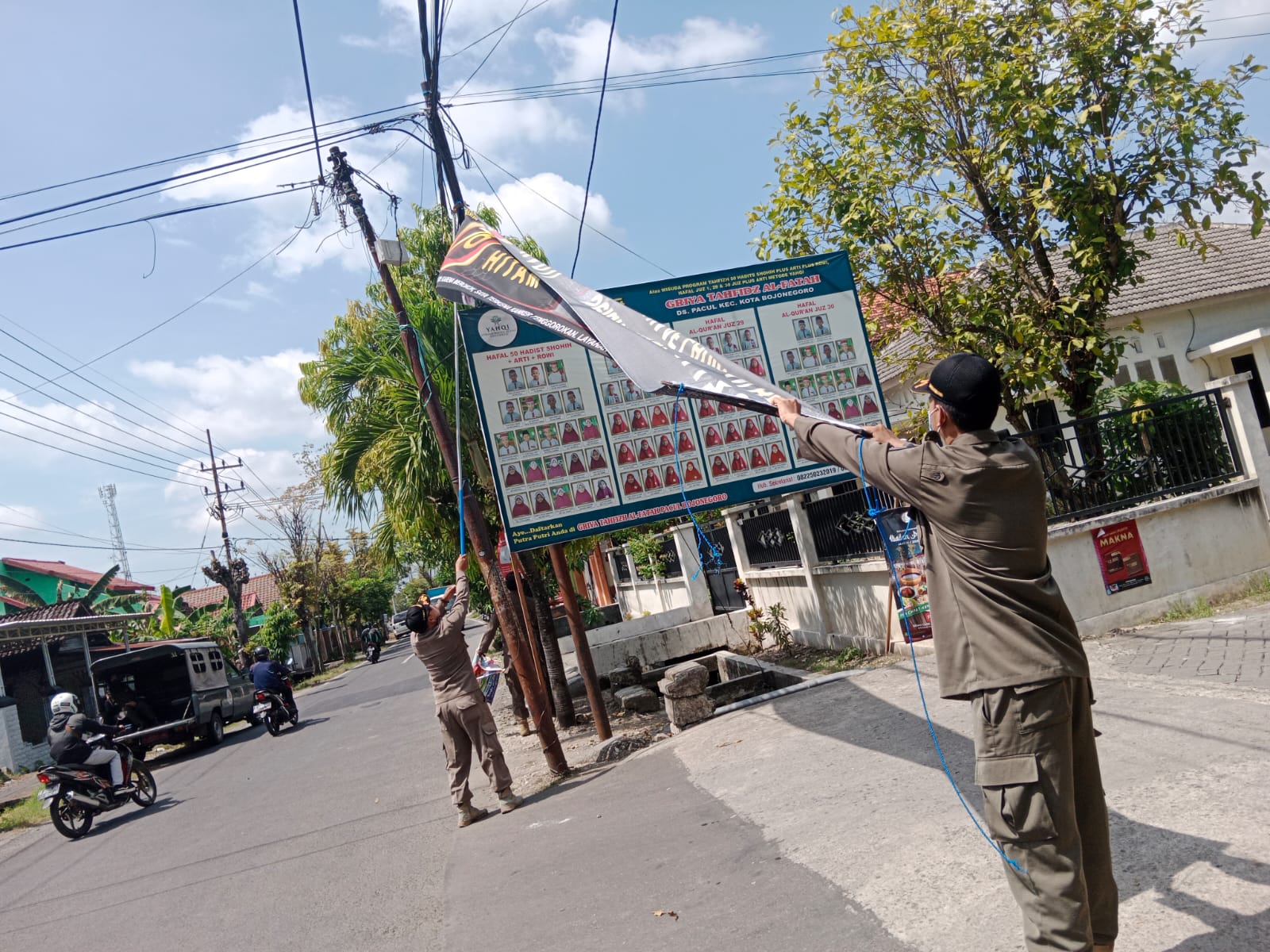 Satpol PP Bojonegoro menertibkan Banner/Reklame yang melanggar