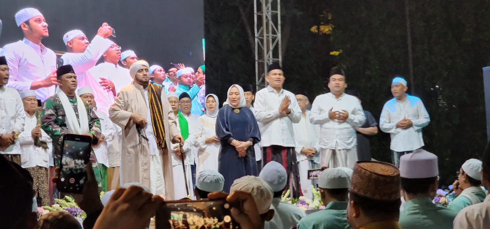 Satpol PP Bojonegoro Ikut Sukseskan Bojonegoro Bersholawat Bersama Habib Syech Bin Abqul Qodir A