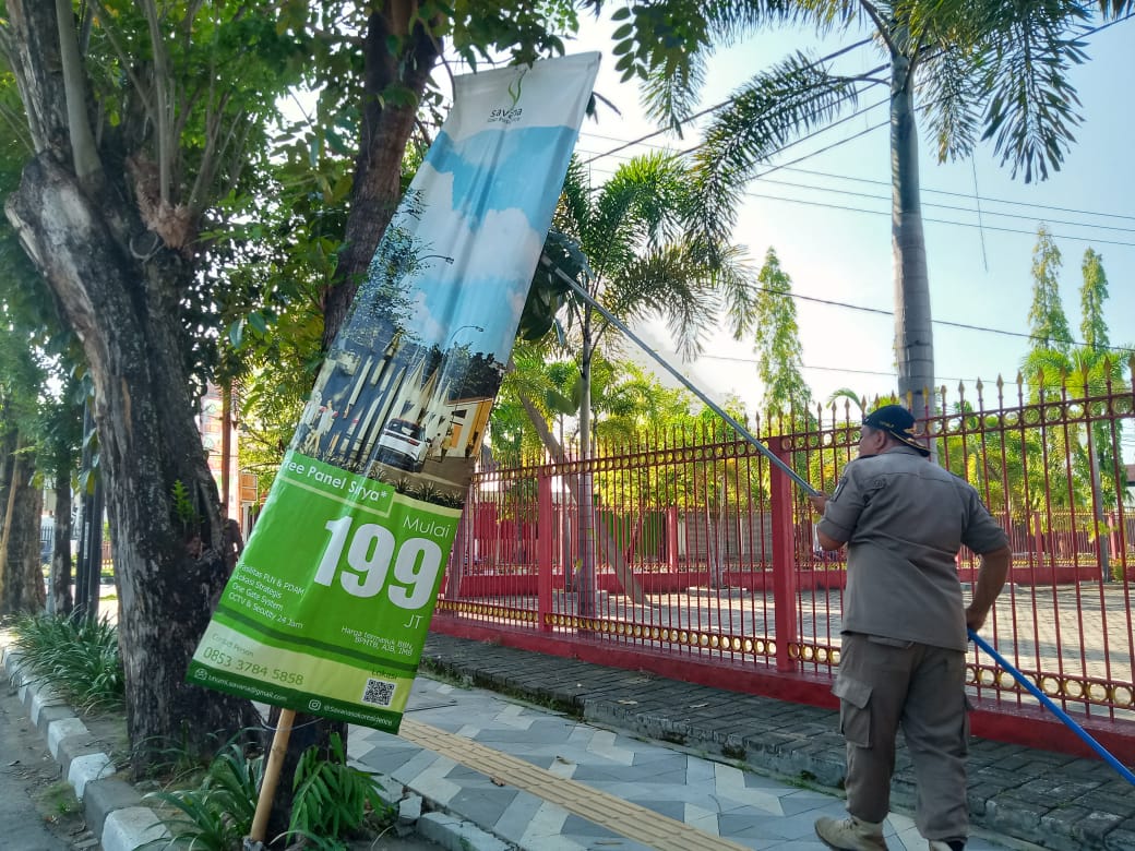 Satpol PP Bojonegoro tertibkan Banner/Reklame yang melanggar