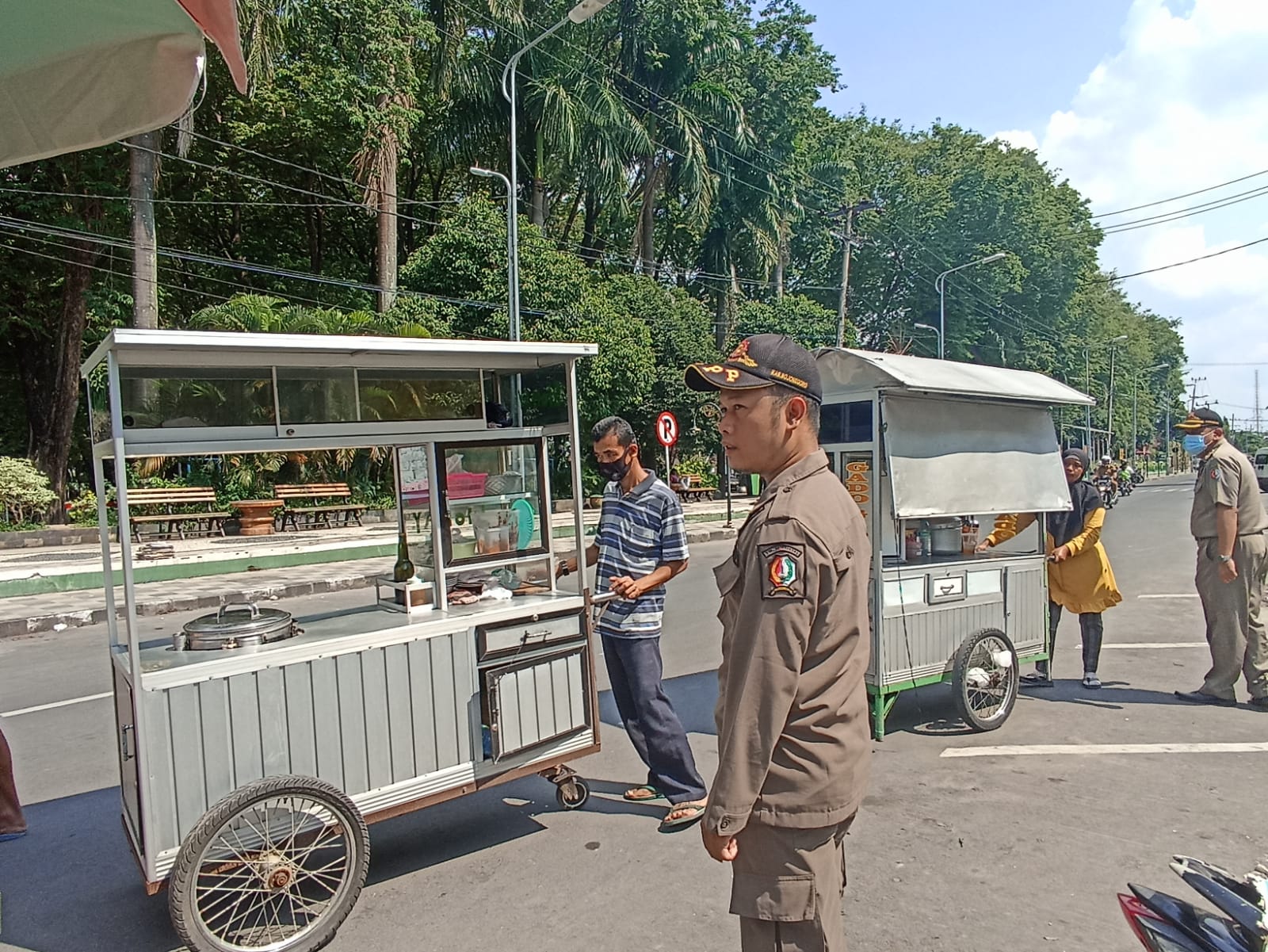Satpol PP melaksanakan Penertiban PKL di Wilayah Kabupaten Bojonegoro
