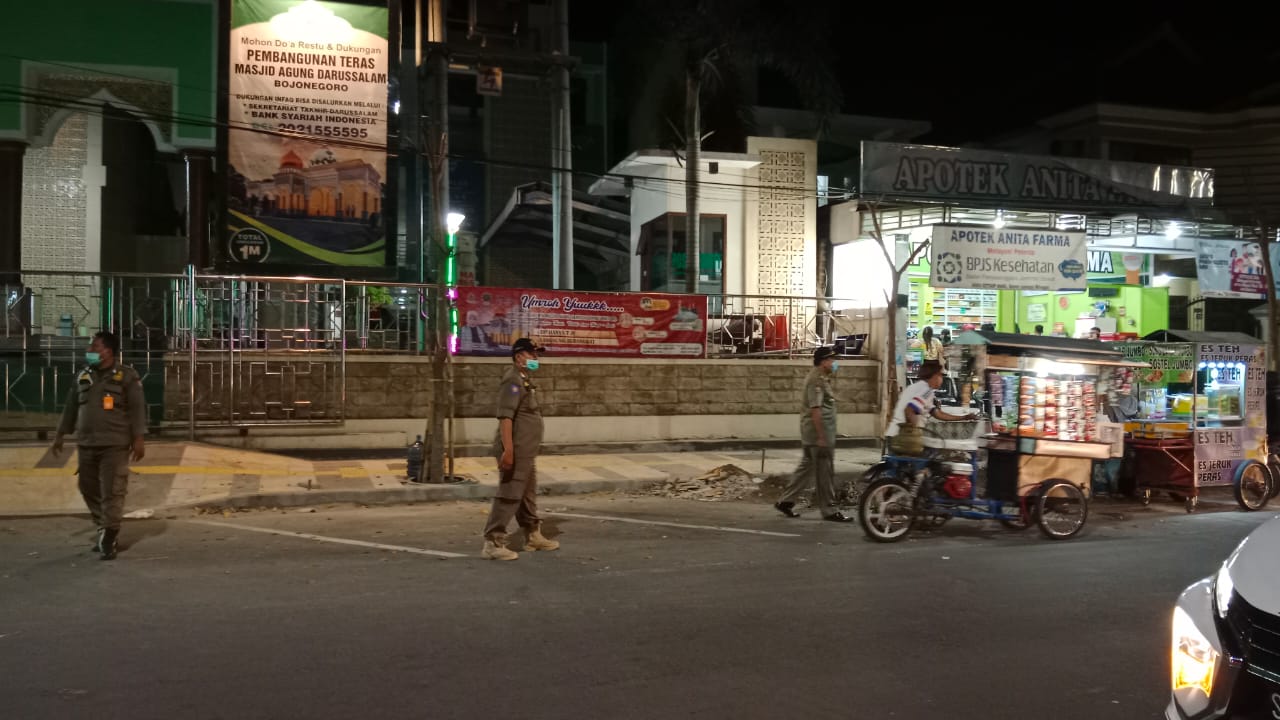 Satpol PP Bojonegoro tertibkan PKL yang berjualan di trotoar