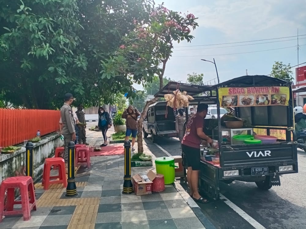 Langgar aturan, Satpol PP Bojonegoro tertibkan PKL yang berada di trotoar/bahu jalan