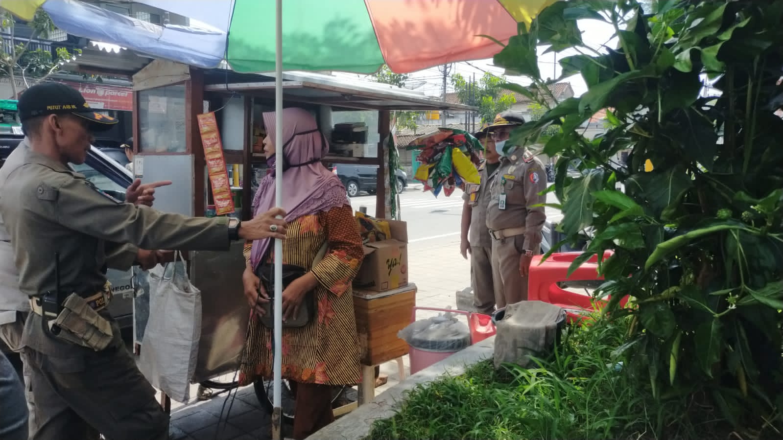Berjualan tidak pada tempatnya Satpol PP Bojonegoro tertibkan PKL