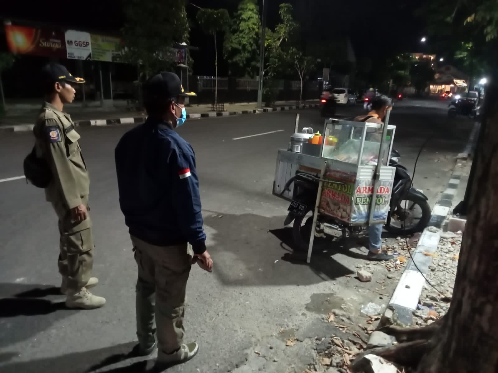 Satpol PP Bojonegoro tidak pernah bosan menghimbau dan menertibkan PKL yang berjualan di trotoar