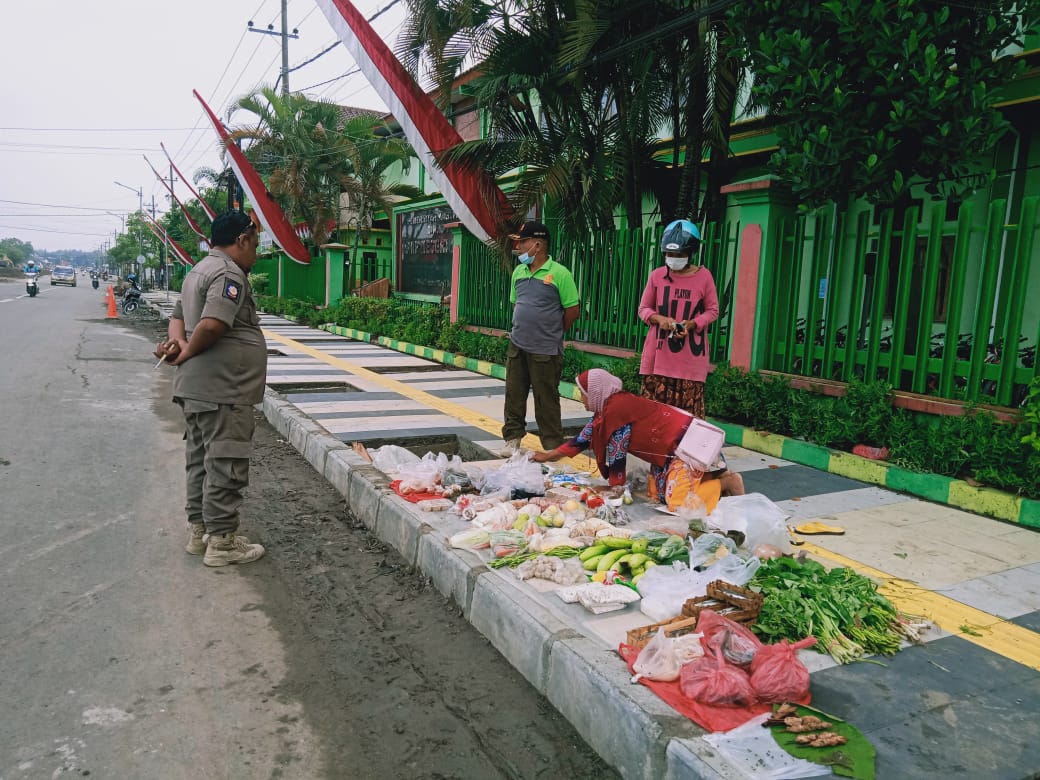 Penertiban PKL yang berjualan di trotoar/bahu jalan
