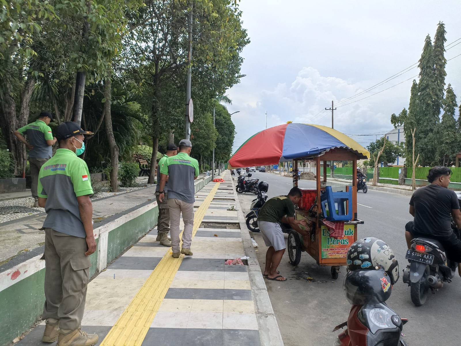 Satpol PP Bojonegoro tetap menertibkan PKL yang melanggar secara humanis
