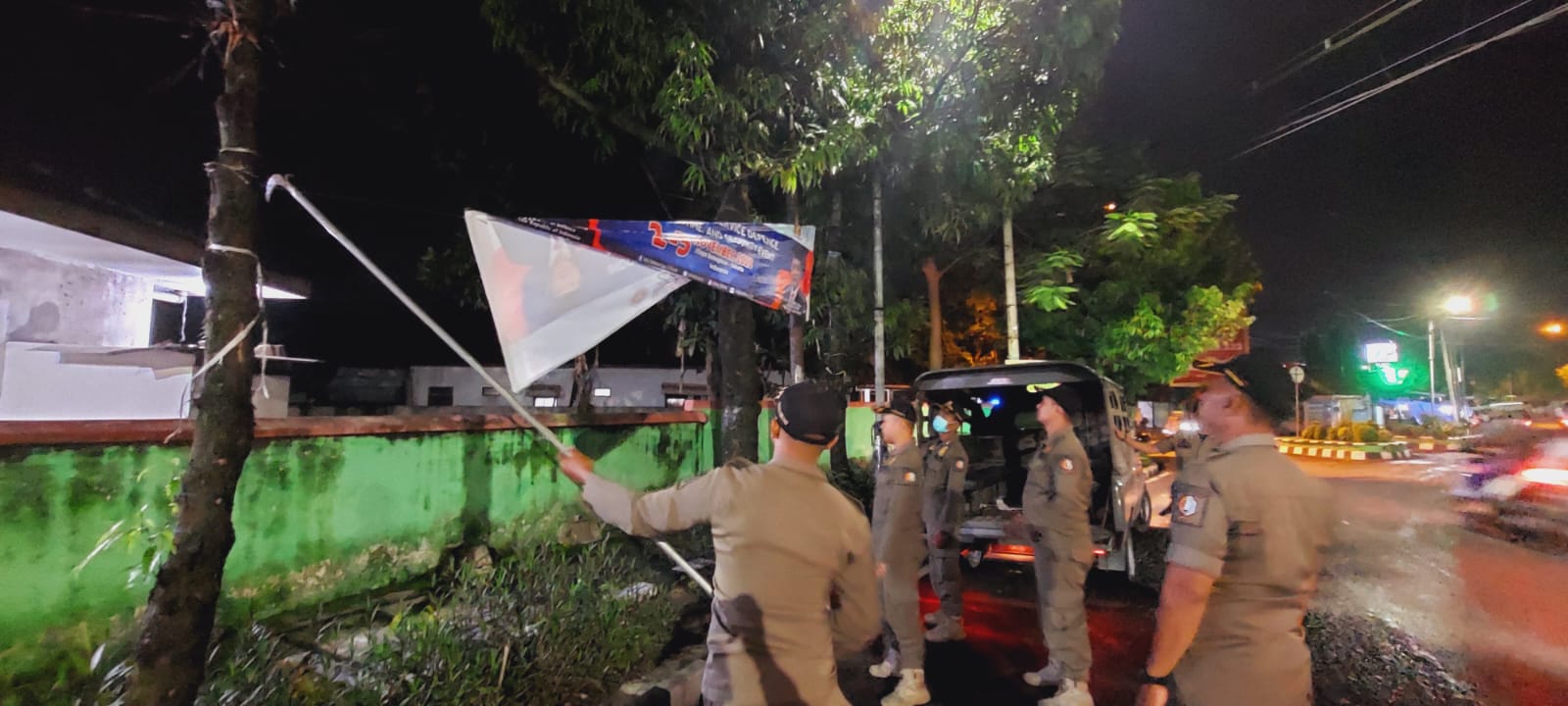 Satpol PP Bojonegoro menertibkan banner/reklame yang melanggar aturan