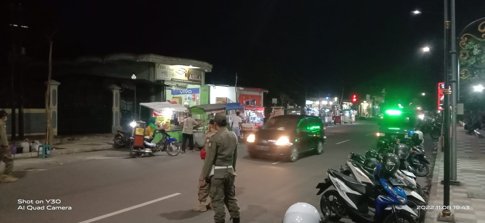 Satpol PP Bojonegoro menertibkan PKL yang berjualan di trotoar/bahu jalan