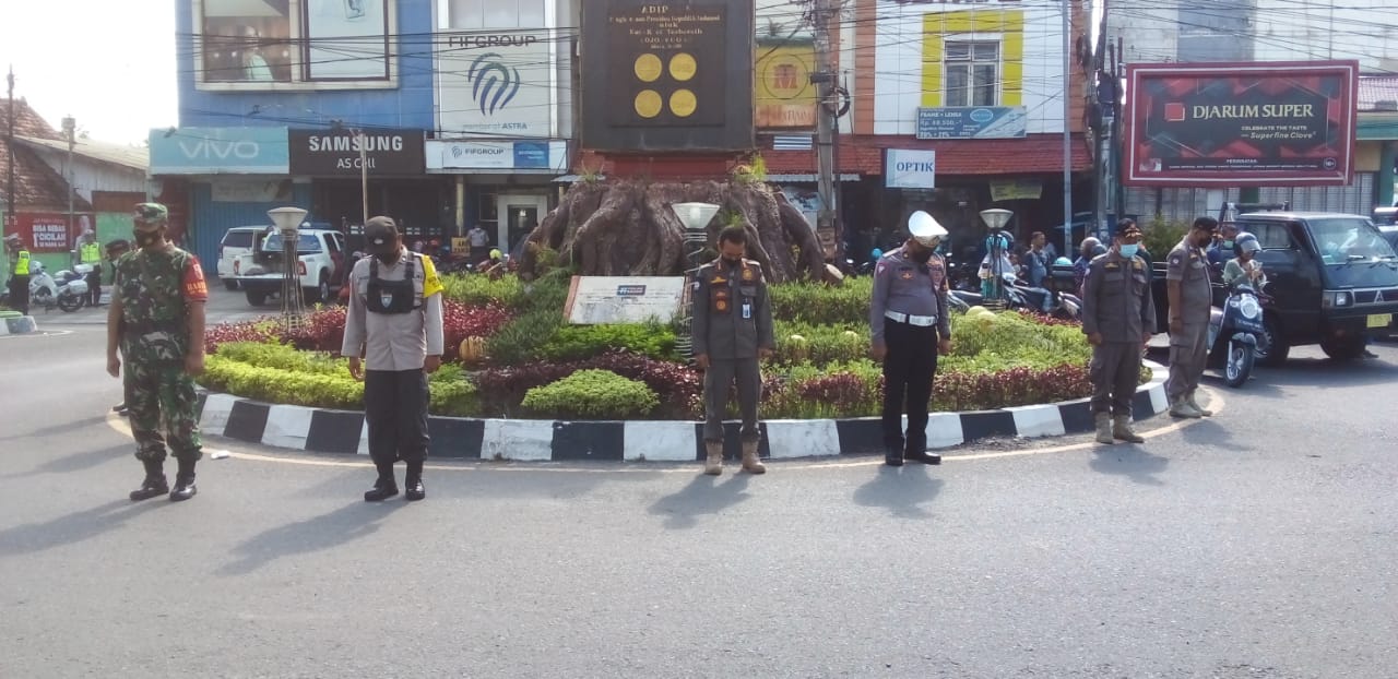 Penataan PKL dilanjut mengheningkan cipta dalam rangka memperingati Hari Pahlawan
