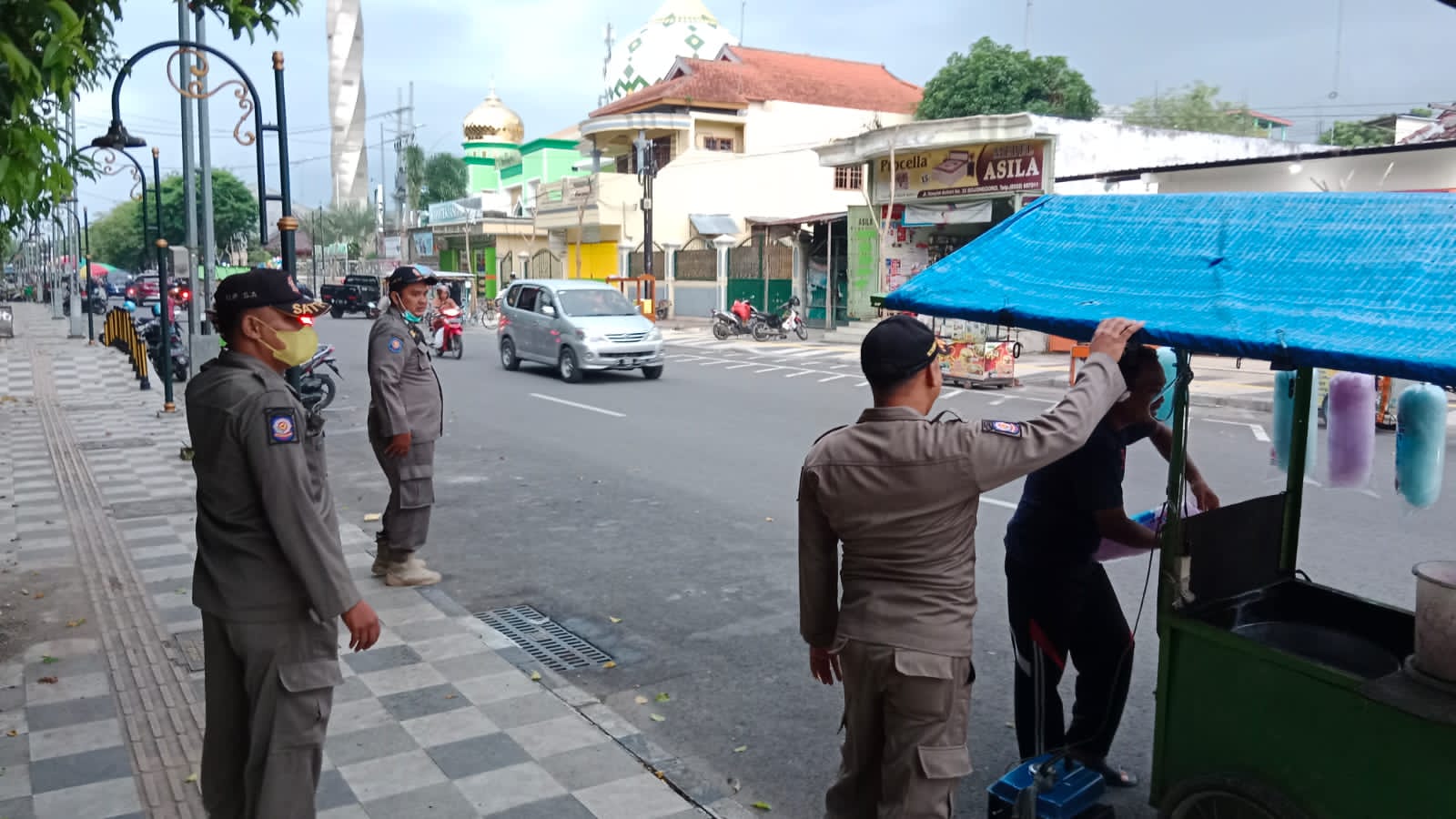 pembinaan kepada PKL bahwa tidak boleh berjualan di bahu jalan dan trotoar