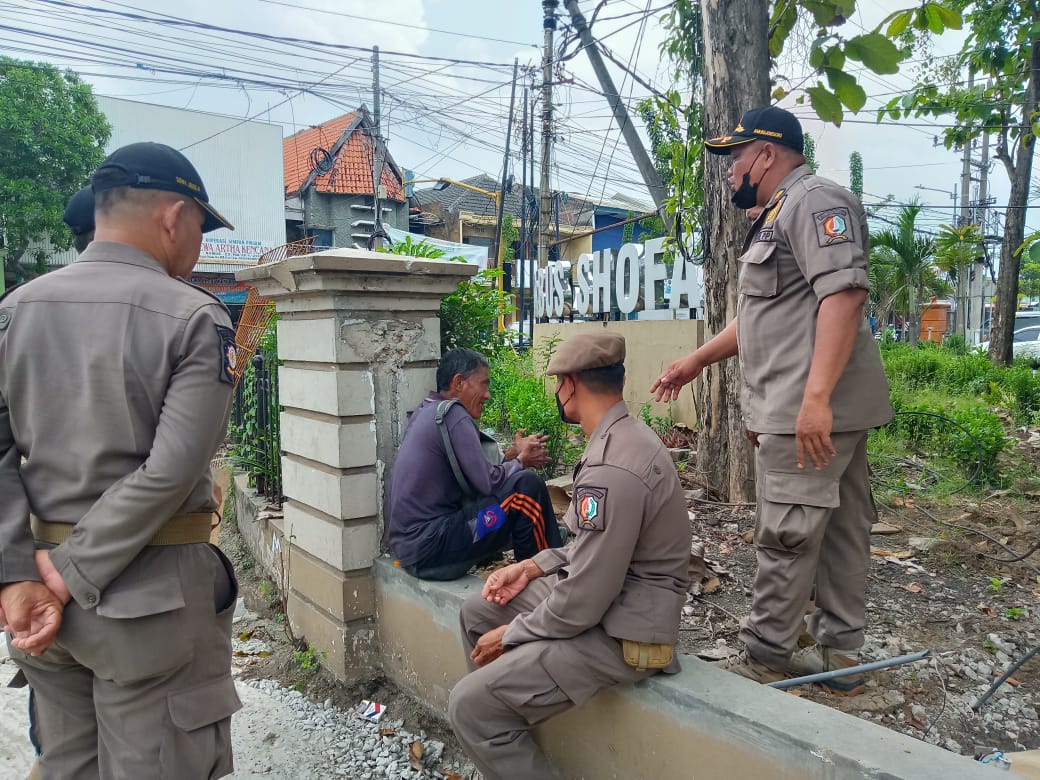 Petugas Satpol PP Bojonegoro mengamankan Gepeng yang ada di Wialayah Kabupaten Bojonegoro