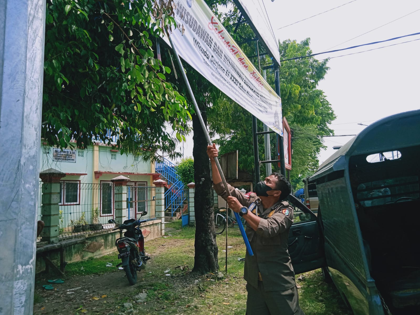 Tertib Administrasi dan Perpajakan, Satpol PP Bojonegoro tertibkan banner/reklame yang melanggar