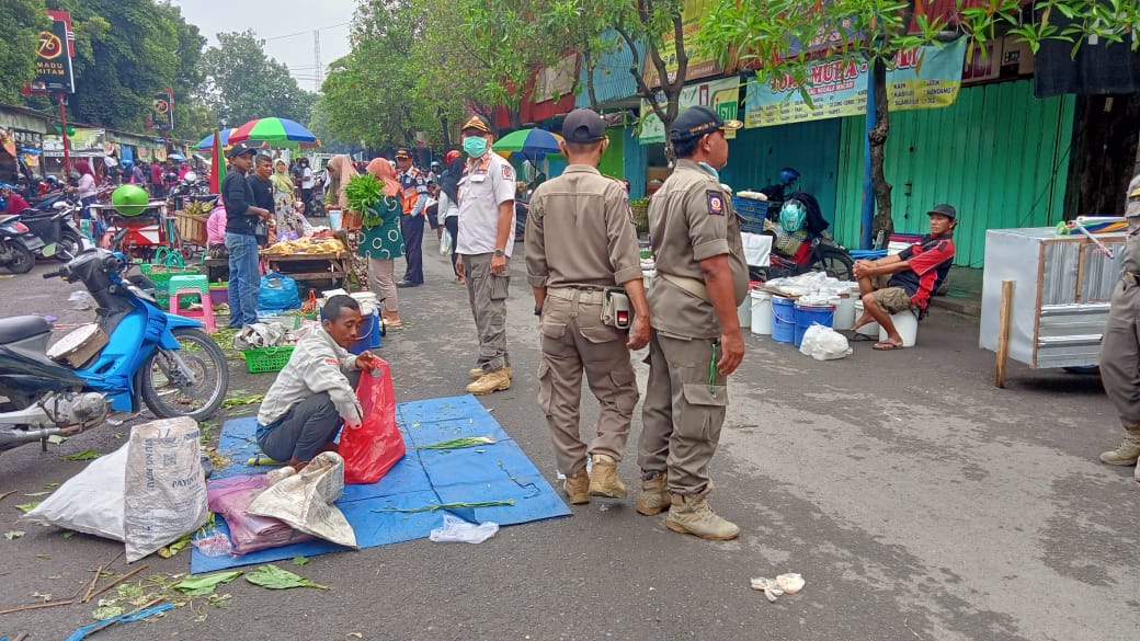 Satpol PP dan Dishub Bojonegoro melaksanakan penataan PKL dan parkir di Pasar Bojonegoro