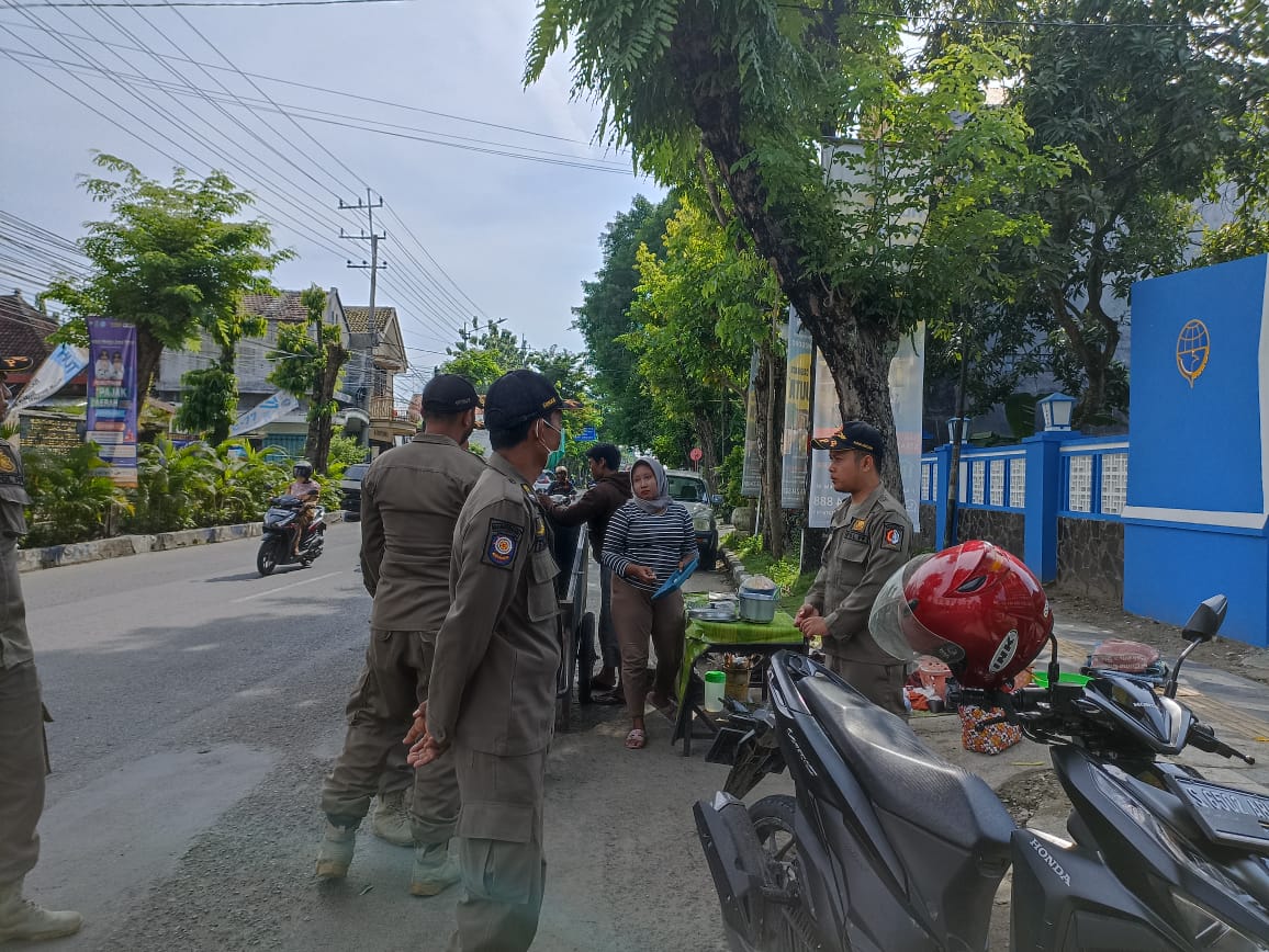 Satpol PP Bojonegoro melaksanakan Penataan PKL dan Jalan Protokol