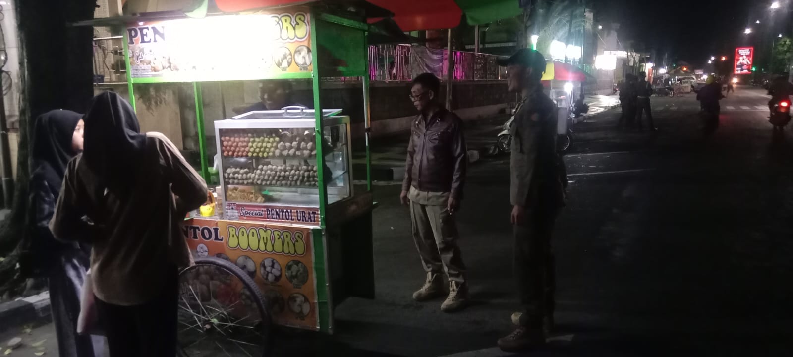 Tak mengenal waktu, Satpol PP Bojonegoro tetap melaksanakan Penataan PKL di Jalan Protokol