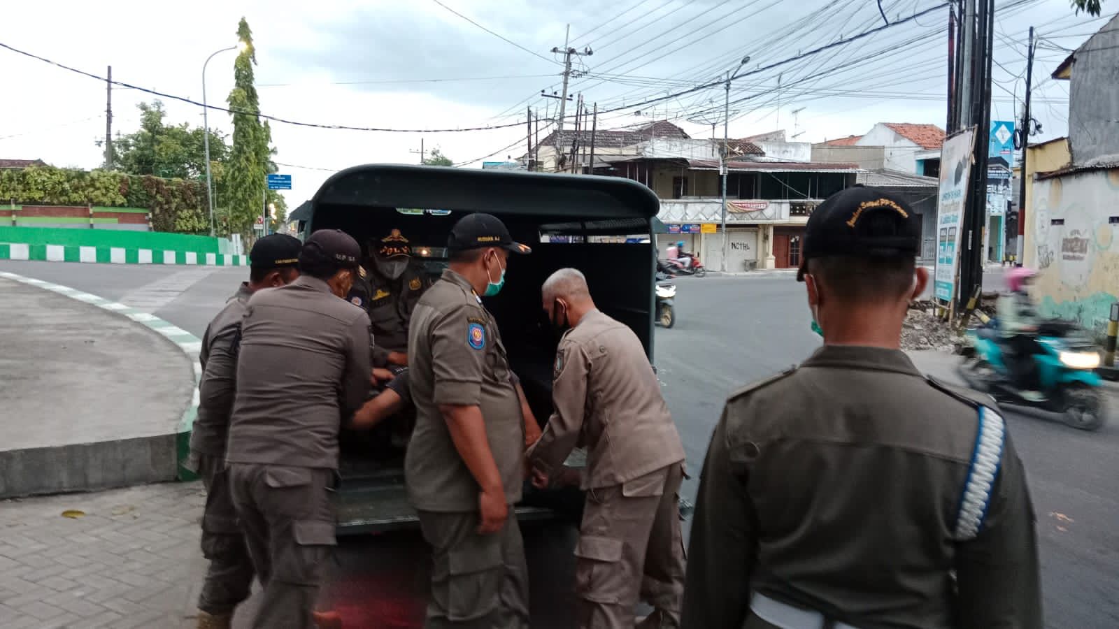 Satpol PP Bojonegoro tertibkan Pengamen di Traffic Light