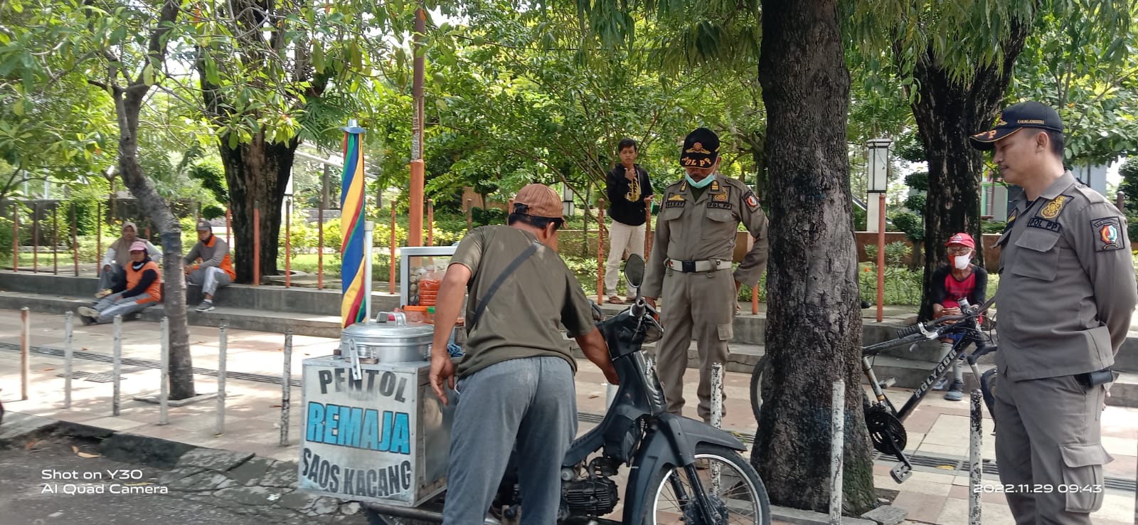Satpol PP Bojonegoro melaksanakan Penataan PKL di seputaran alun-alun dan jalan protokol