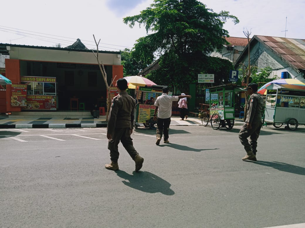 Satpol PP Bojonegoro berikan pembinaan dan penataan PKL yang berjualan di badan jalan dan trotoar
