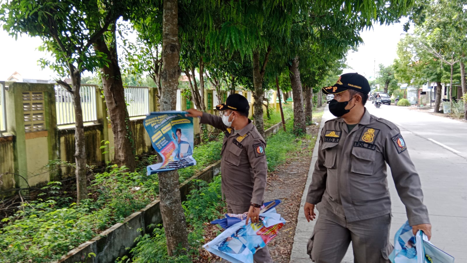 Satpol PP Bojonegoro melaksanakan penertiban Banner/Reklame yang tidak Berijin/Habis Masa Ijinnya