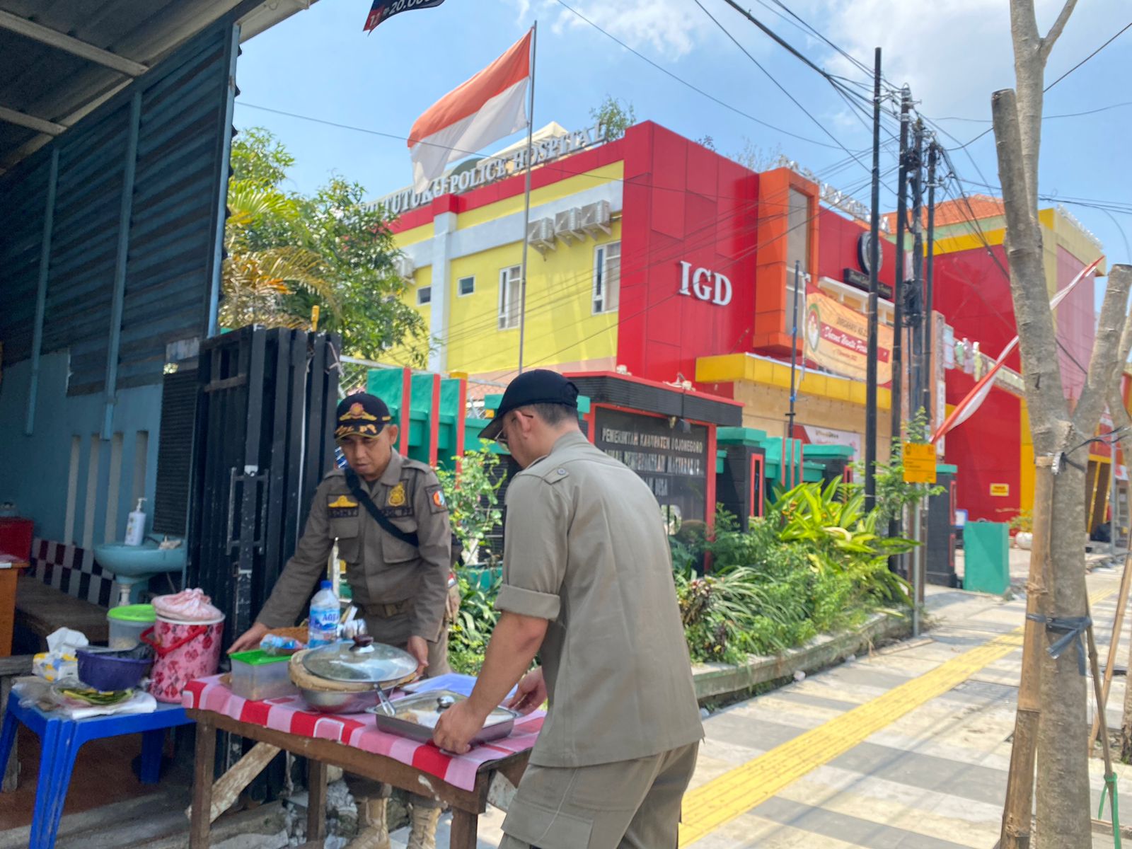 Satpol PP Bojonegoro menghalau dan penataan pedagang kaki lima (PKL) di wilayah Kabupaten Bojonegoro