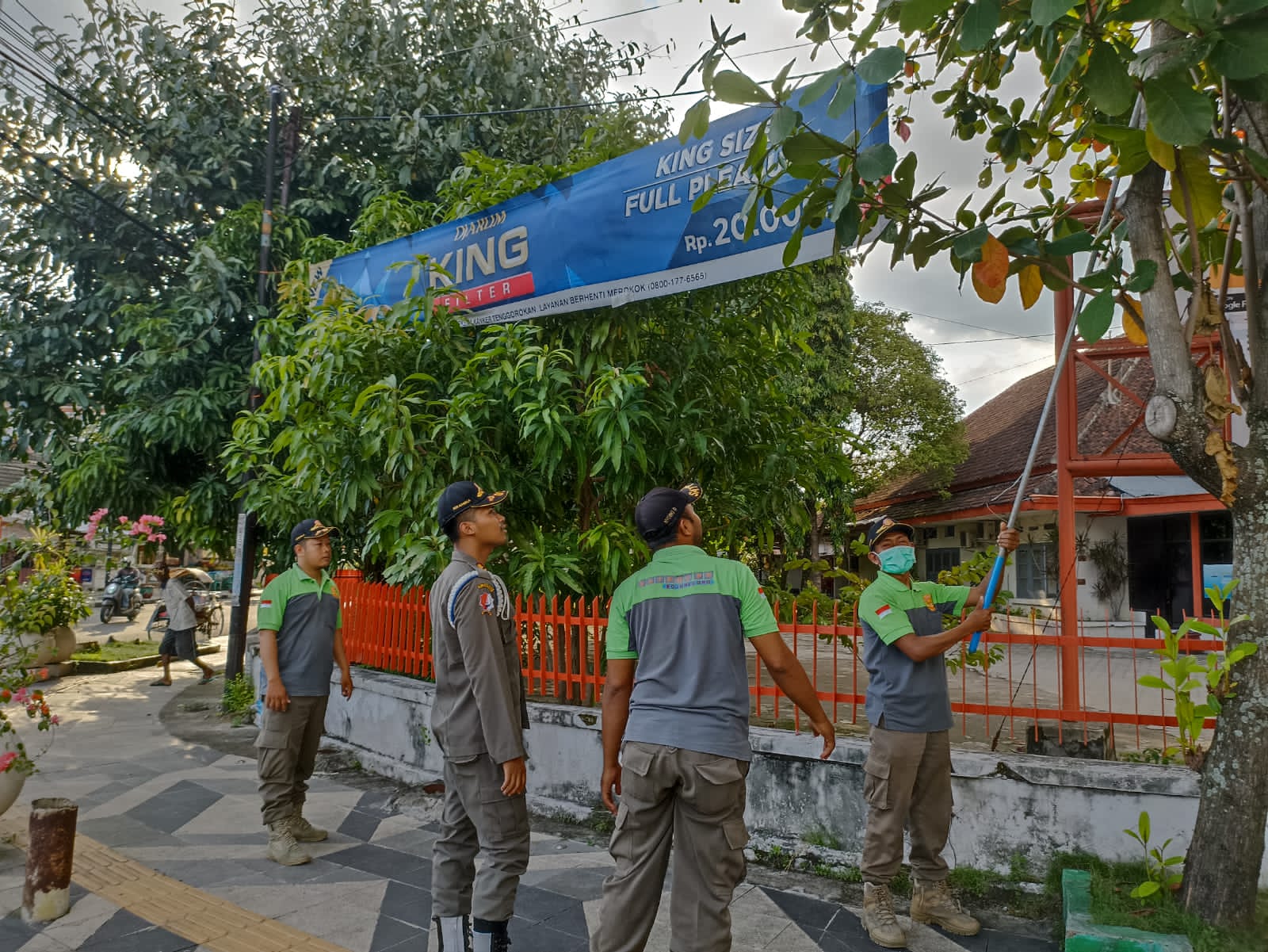 Satpol PP Bojonegoro melaksanakan Penertiban PKL dan Banner yang melanggar