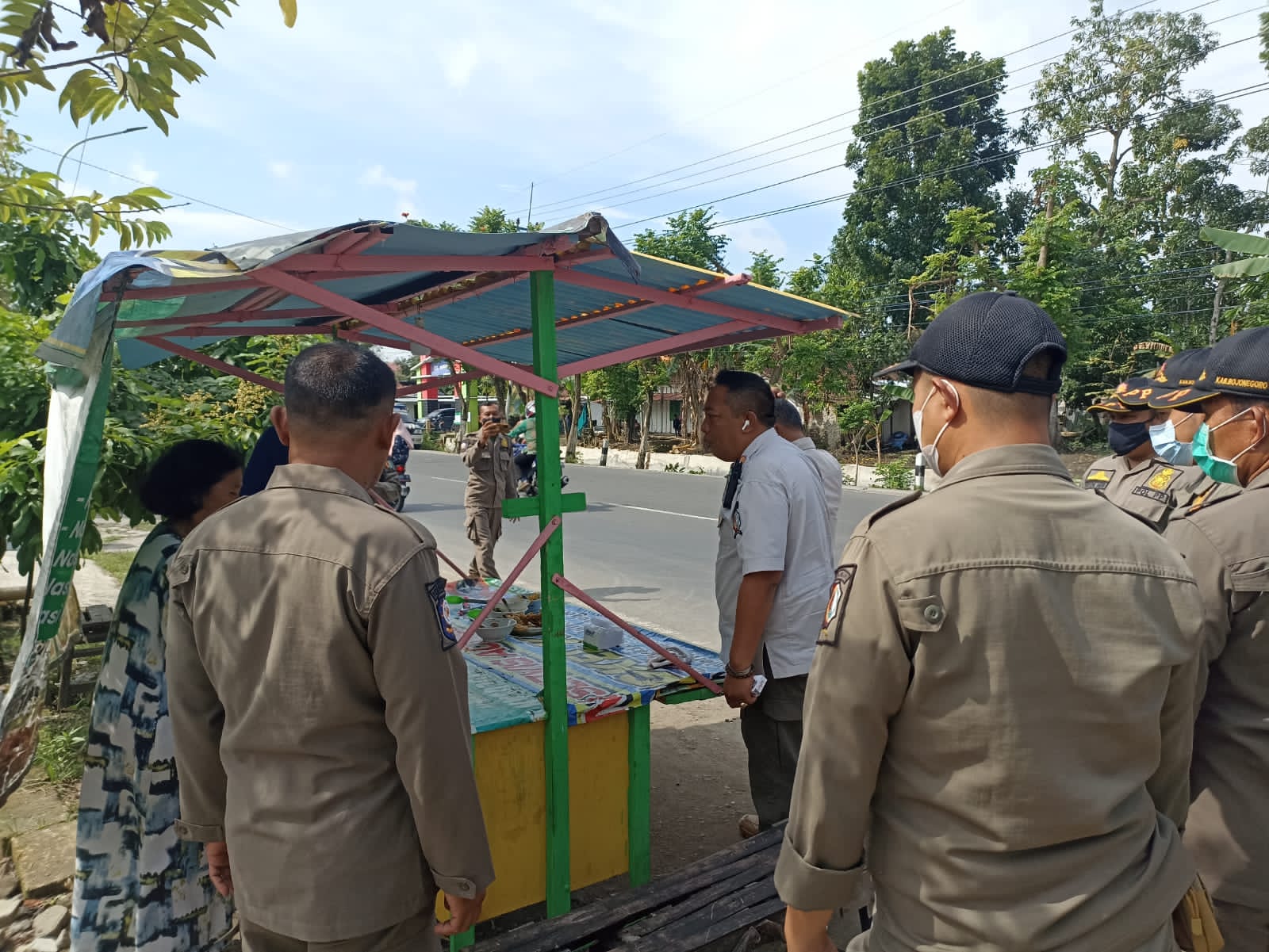 Satpol PP melaksanakan Penataan PKL di wilayah Ngumpakdalem Kecamatan Dander Kabupaten Bojonegoro