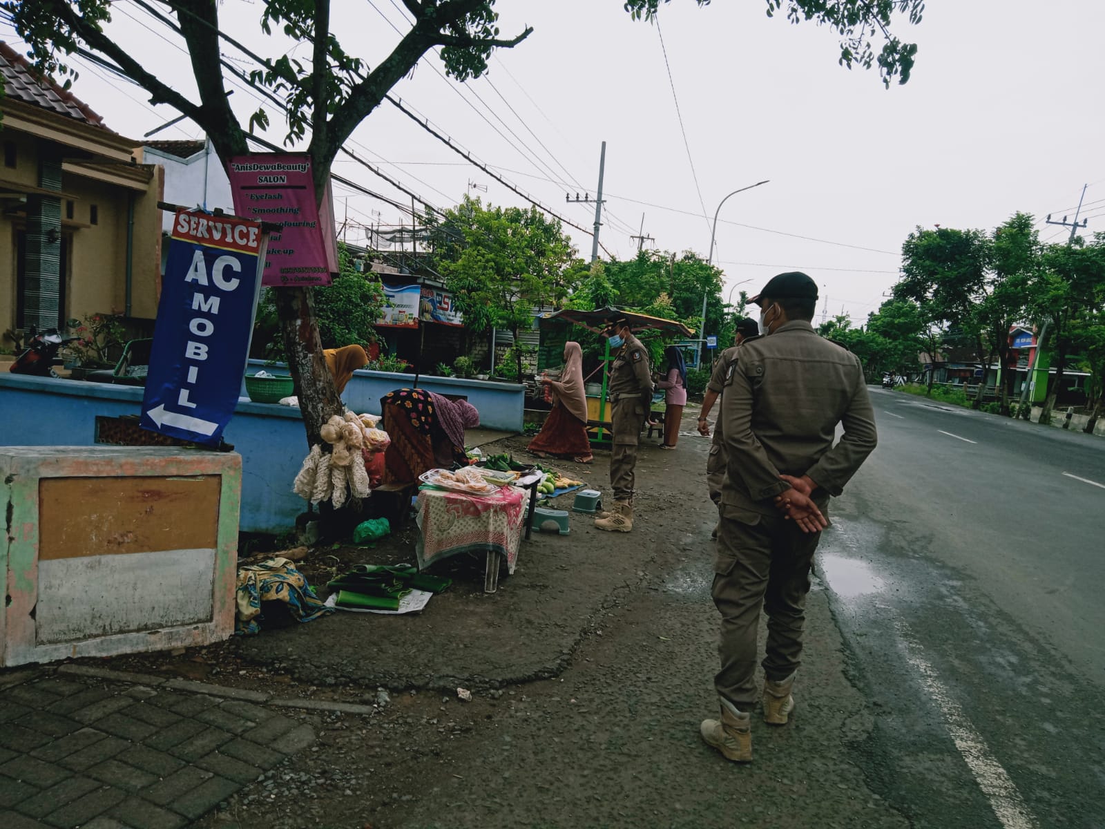 Satpol PP Bojonegoro melaksanakan Penataan PKL di Wilayah Ngumpakdalem