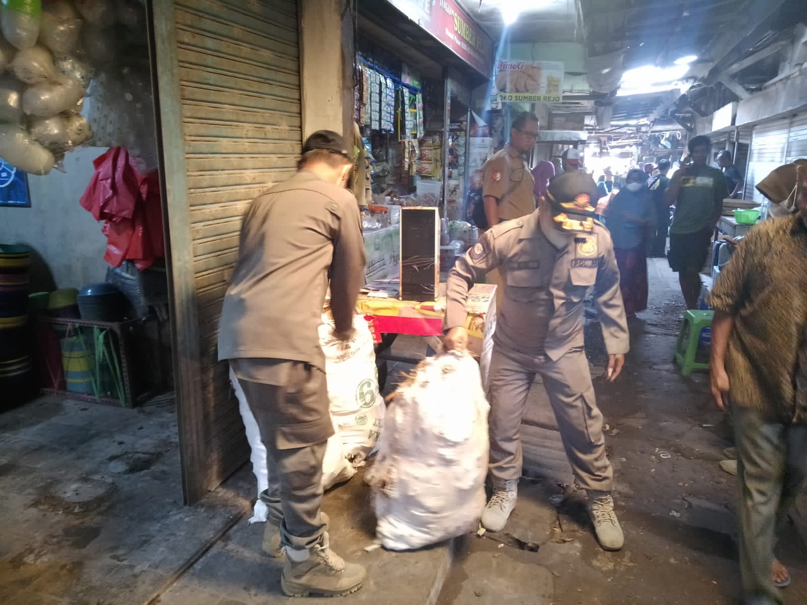 Satuan Polisi Pamong Praja bersama dengan OPD terkait melaksanakan penataan di pasar kota Bojonegoro