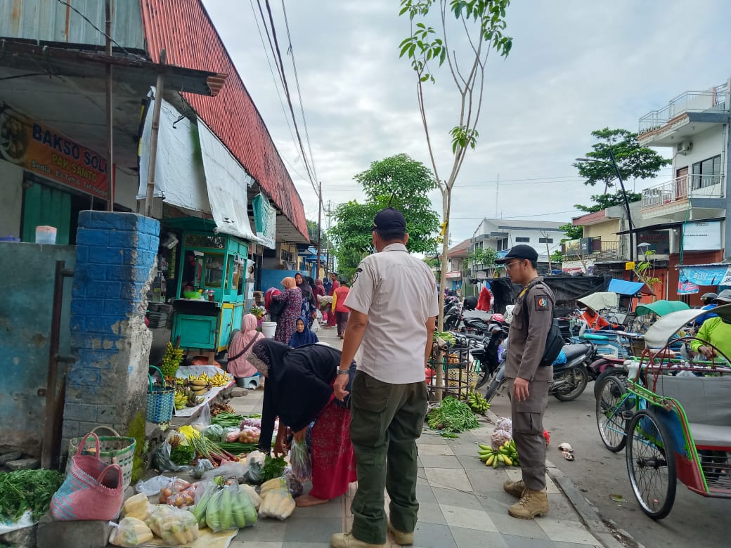 Ciptakan Ketertiban dan Kenyamanan, Satpol PP Lakukan Penataan PKL di seputaran Pasar Bojonegoro
