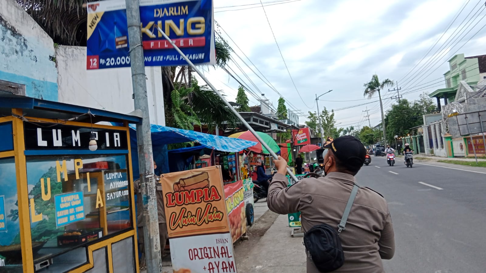 Satpol PP Bojonegoro menertibkan banner/reklame yang melanggar
