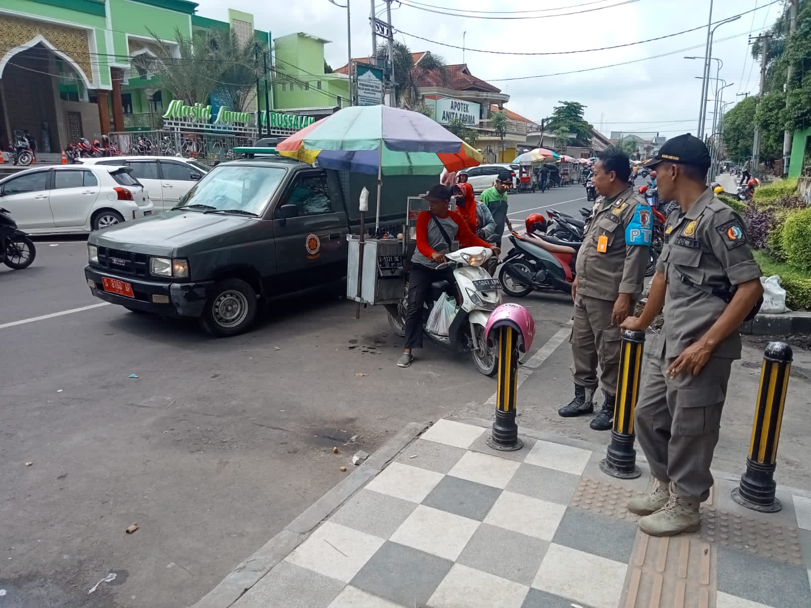 Satpol PP Bojonegoro melaksanakan giat Penertiban PKL yang berjualan di Trotoar/Bahu Jalan