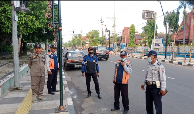 Satpol PP dan Dinas Perhubungan bersinergi melaksanakan Penataan PKL di Seputaran Alun-Alun