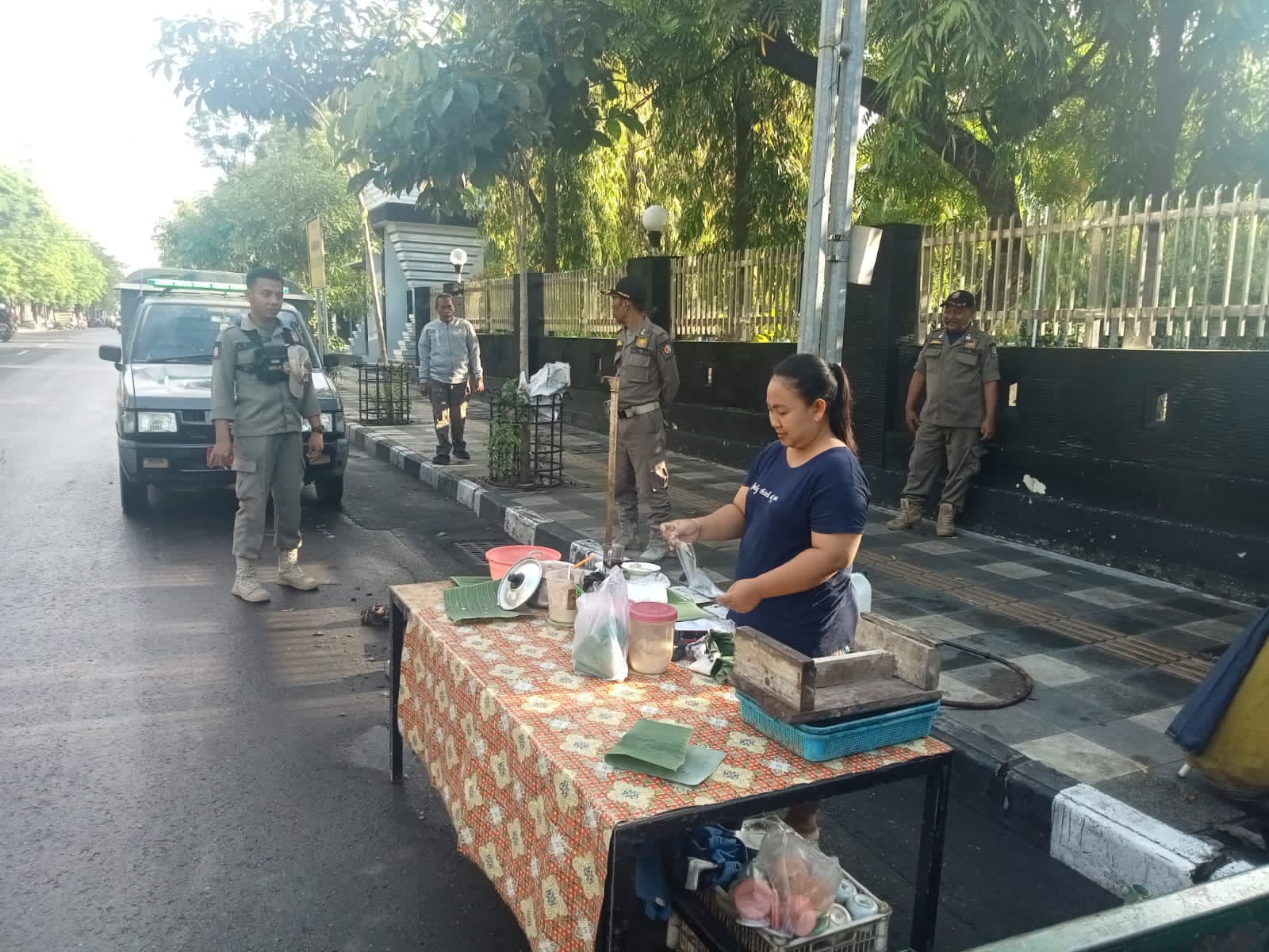 Satpol PP melaksanakan Penertiban PKL di Seputaran Alun-Alun Bojonegoro
